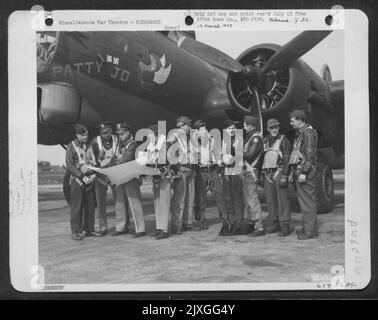 Equipaggio dello Squadrone delle bombe 563Rd, 388th Gruppo delle bombe, accanto al Boeing B-17 'Fortezza volante' 'Patty Jo'. Inghilterra, 26 marzo 1944. Da sinistra a destra: 1st Lt. Edwin E. Carmell, Springfield, Massachusetts 2nd Lt. Morris Traub, Mason City, Iowa; 1st Lt. Leonard Foto Stock