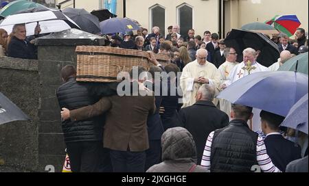 La bara di Jack de Bromhead viene portata nella Chiesa della Natività della Beata Vergine Maria, Butlerstown. 13 anni, Jack, il cui padre è la Cheltenham Gold Cup e l'allenatore vincitore del Grand National Henry de Bromhead, è morto a seguito di una caduta da un pony mentre cavalcava al Glenbeigh Festival di Co Kerry, nel sud-ovest del paese il sabato. Data immagine: Mercoledì 7 settembre 2022. Foto Stock