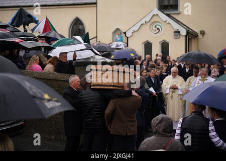 La bara di Jack de Bromhead viene portata nella Chiesa della Natività della Beata Vergine Maria, Butlerstown. 13 anni, Jack, il cui padre è la Cheltenham Gold Cup e l'allenatore vincitore del Grand National Henry de Bromhead, è morto a seguito di una caduta da un pony mentre cavalcava al Glenbeigh Festival di Co Kerry, nel sud-ovest del paese il sabato. Data immagine: Mercoledì 7 settembre 2022. Foto Stock