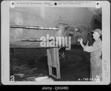 Questa è una di Una serie di fotografie che mostrano Un B-25 nordamericano su cui quattro cannoni Cal .50 sono stati collocati in supporti speciali nel naso e tutti i supporti sono stati avvicinati per concentrare la potenza del fuoco. Aeroporto di Tontouta, Nuova Caledonia, 13 marzo 1943 Foto Stock