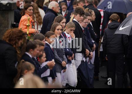 I lutto si riuniscono per il funerale di Jack de Bromhead presso la Chiesa della Natività della Beata Vergine Maria, Butlerstown. 13 anni, Jack, il cui padre è la Cheltenham Gold Cup e l'allenatore vincitore del Grand National Henry de Bromhead, è morto a seguito di una caduta da un pony mentre cavalcava al Glenbeigh Festival di Co Kerry, nel sud-ovest del paese il sabato. Data immagine: Mercoledì 7 settembre 2022. Foto Stock