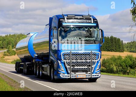 Nuovo, blu Volvo FH540 carro armato di trasporto Sjoman Oy AB a velocità su autostrada 52 in una giornata di sole di fine estate. Salo, Finlandia. Agosto 25, 2022. Foto Stock