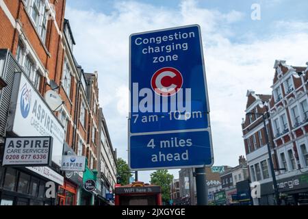 Londra - Agosto 2022: Cartello Congestion Charging zone sulla Streatham High Road nel sud-ovest di Londra Foto Stock