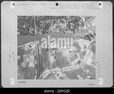 Il ponte della circonvallazione ferroviaria a Hninpallle, a metà strada tra Pegu e Martaban sulla strada del Siam di Birmania, è distrutto dal consolidato B-24 del Settimo Gruppo. Notare il ponte di bypass inutilizzabile al centro della fotografia e il ponte principale a cui è stato posizionato il ponte Foto Stock