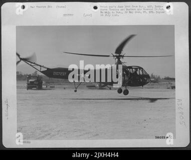 Essendo necessario per il lavoro di salvataggio nel Burma-India Theater Un elicottero Sikorsky Yr-4 è stato volato da Wright Field, Ohio in Un Douglas C-54. A mezzogiorno del giorno successivo al suo arrivo a Myitkyina, Birmania l'elicottero viene mostrato decollo per il suo primo volo di prova Foto Stock