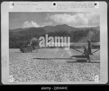 L'elicottero Sikorsky Yr-4, mentre era in missione di salvataggio, era a corto di gas mentre si avvicinava a Sinkaling Hkamti, in Birmania, e si stabilì su Una Sand Bank sul vicino fiume Chindwin. Il carburante è stato fatto cadere all'elicottero dal Vultee L-5 nel primo piano destro, Foto Stock