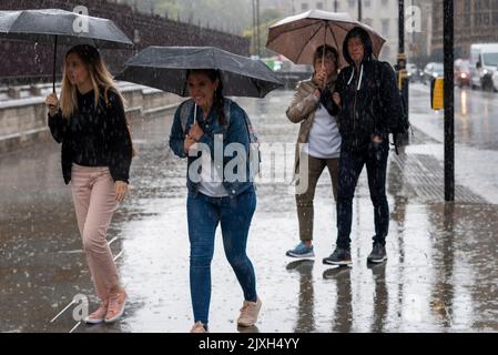 Westminster, Londra, Regno Unito. 7th Set, 2022. A Londra è arrivata una forte pioggia. Persone sotto gli ombrelloni Foto Stock