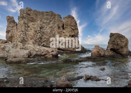 Vista panoramica dell'area rocciosa per lo snorkeling presso la spiaggia di Los Escullos, nel Parco Nazionale Cabo de Gata. Foto Stock