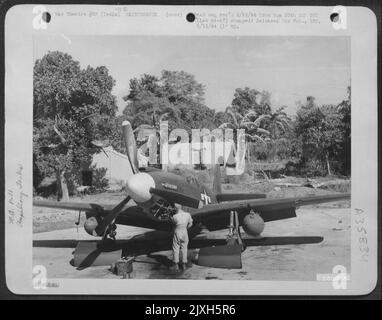 Un P-51 Mustang nordamericano si prende l'attenzione ai danni da fuoco giapponese prima di ritornare al suo campo Home. Questo Sqdn. Non è stazionati a Kumitola, ma Flies da quel campo a volte come copertura per il Nord America B-25 Mitchells stazionati lì. Foto Stock