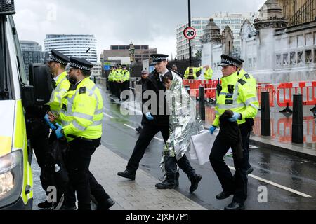 Parliament Square, Londra, Regno Unito. 7th Set, 2022. Protesta contro la ribellione degli animali, vernice bianca gettata sul Parlamento. Credit: Matthew Chattle/Alamy Live News Foto Stock