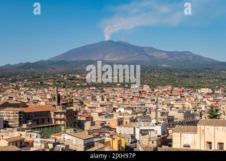 La città di Adrano sulle pendici occidentali dell'Etna in Sicilia, Italia Foto Stock