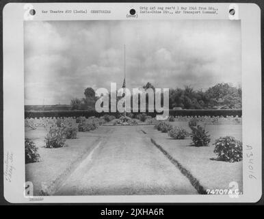 La bandiera vola mezzo albero sopra Panatola American Military Cemetery da qualche parte in India, 30 maggio 1945. Foto Stock