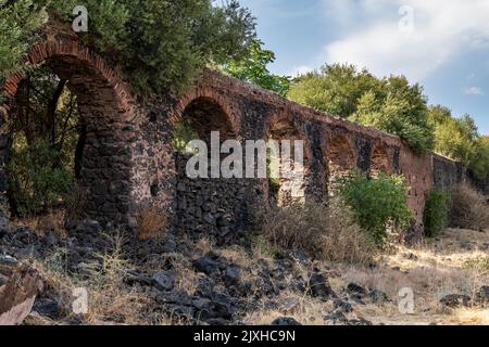 Un antico acquedotto romano attraversa il Parco Gioeni, nella parte settentrionale di Catania, in Sicilia Foto Stock