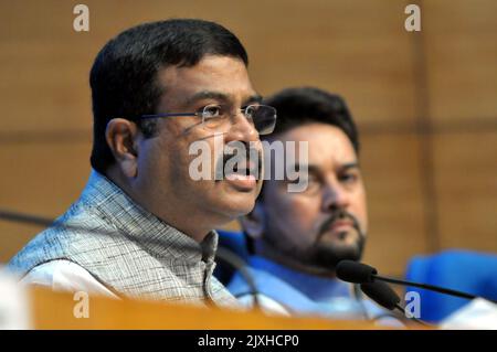 Nuova Delhi, Delhi, India. 7th Set, 2022. Ministro dell'Unione dell'Istruzione Dharmendra Pradhan (sinistra) e Anurag Singh Thakur Ministro dell'Unione dell'informazione e della radiodiffusione e dello sport (destra) Indirizzo ai mezzi di comunicazione durante il briefing sulle decisioni di riunione del gabinetto sindacale, al Centro nazionale dei media a Nuova Delhi il mercoledì. (Credit Image: © Ravi Batra/ZUMA Press Wire) Credit: ZUMA Press, Inc./Alamy Live News Foto Stock