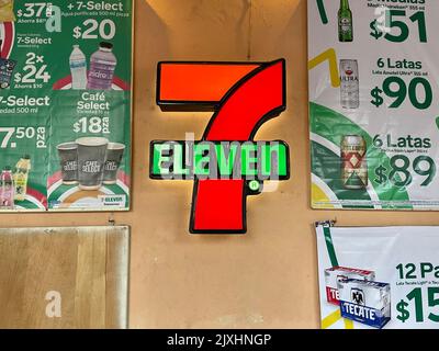 Merida, Messico - 5 2022 maggio: Il cartello del negozio 7 Eleven a Merida, Yucatan, Messico. 7 Eleven è una catena internazionale di minimarket Foto Stock