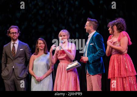 Shipling Comedy Group (L to R) William J. Stribling, Sarah Grace Hart, Mary Kate Wiles, Sean Persaud, Sinead Persaud, WIN Excellence in Production awa Foto Stock