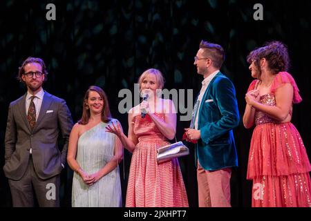 Shipling Comedy Group (L to R) William J. Stribling, Sarah Grace Hart, Mary Kate Wiles, Sean Persaud, Sinead Persaud, WIN Excellence in Production awa Foto Stock