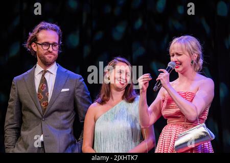 Toronto, Canada. 28th ago, 2022. Shipwreck Comedy Group (L to R) William J. Stribling, Sarah Grace Hart, Mary Kate Wiles, vincono il premio Excellence in Production per ìHeadless: A Sleepy Hollow Storyî al Buffer Awards Gala Screening. Buffer Festival è il più grande festival internazionale del cinema digitale. Curando e celebrando le anteprime video dei più acclamati creatori digitali di oggi. Credit: SOPA Images Limited/Alamy Live News Foto Stock