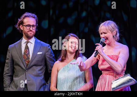 Toronto, Canada. 28th ago, 2022. Shipwreck Comedy Group (L to R) William J. Stribling, Sarah Grace Hart, Mary Kate Wiles, vincono il premio Excellence in Production per ìHeadless: A Sleepy Hollow Storyî al Buffer Awards Gala Screening. Buffer Festival è il più grande festival internazionale del cinema digitale. Curando e celebrando le anteprime video dei più acclamati creatori digitali di oggi. Credit: SOPA Images Limited/Alamy Live News Foto Stock