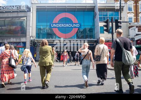 Londra - Agosto 2022: : Scena di strada di Brixton fuori dalla stazione della metropolitana di Londra. Un'area vibrante del sud-ovest di Londra Foto Stock