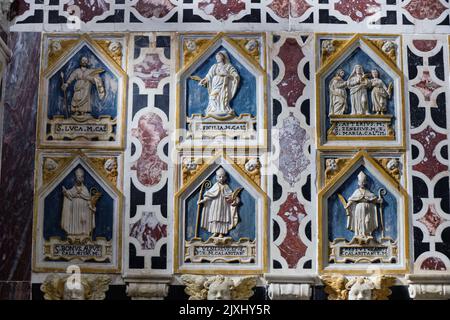 Vista interna della cripta di Santa Maria (Santa Maria) chiesa cattedrale nel quartiere Castello di Cagliari Foto Stock