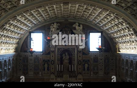 Vista interna della chiesa cattedrale di Santa Maria (che significa Santa Maria) nel quartiere Castello di Cagliari Foto Stock