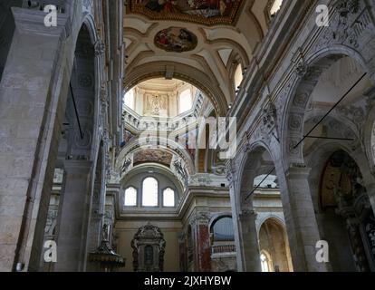 Vista interna della chiesa cattedrale di Santa Maria (che significa Santa Maria) nel quartiere Castello di Cagliari Foto Stock