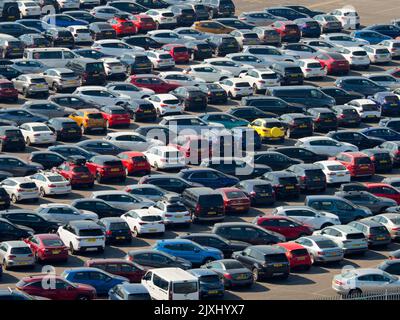 Fino a che non otteniate su uno, è difficile da apprezzare quanto alto la maggior parte delle navi da crociera realmente sono. Qui stiamo guardando giù da una nave ormeggiata a Southampt Foto Stock