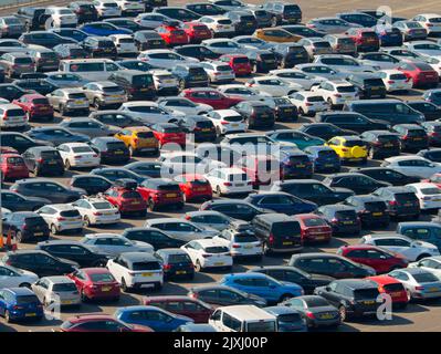 Fino a che non otteniate su uno, è difficile da apprezzare quanto alto la maggior parte delle navi da crociera realmente sono. Qui stiamo guardando giù da una nave ormeggiata a Southampt Foto Stock