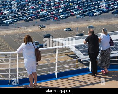 Fino a che non otteniate su uno, è difficile da apprezzare quanto alto la maggior parte delle navi da crociera realmente sono. Qui stiamo guardando giù da una nave ormeggiata a Southampt Foto Stock