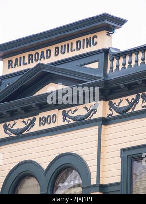 Skagway Alaska USA - Agosto 2 2008; caratteristiche stupefacenti e colori sorprendenti della facciata dettaglio del Railroad Building Foto Stock