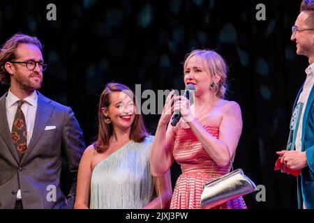 Toronto, Canada. 28th ago, 2022. Shipwreck Comedy Group (L to R) William J. Stribling, Sarah Grace Hart, Mary Kate Wiles e Sean Persaud, vincono il premio Excellence in Production per ìHeadless: A Sleepy Hollow Storyî alla Buffer Awards Gala Screening. Buffer Festival è il più grande festival internazionale del cinema digitale. Curando e celebrando le anteprime video dei più acclamati creatori digitali di oggi. (Foto di Shawn Goldberg/SOPA Images/Sipa USA) Credit: Sipa USA/Alamy Live News Foto Stock