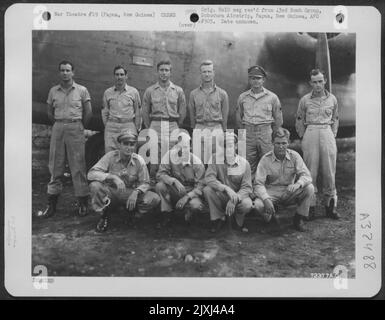 I membri dell'equipaggio del Gruppo Bomb 43rd posano da un B-24 consolidato 'Liberator' alla loro base sulla pista di Dobodura, Papua, Nuova Guinea. Foto Stock