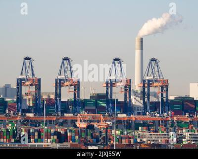 Il porto di Rotterdam è il più grande porto marittimo d'Europa, e il più grande al mondo al di fuori dell'Asia la sua scala è semplicemente sbalorditivo, coprendo 105 kki quadrati Foto Stock