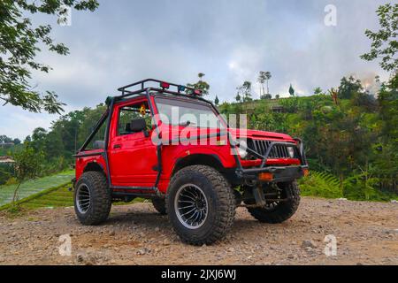 jeep rosso fuoristrada in montagna jeep rosso fuoristrada in montagna Foto Stock