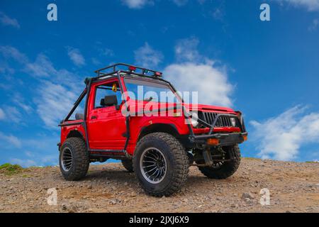 jeep rosso fuoristrada in montagna jeep rosso fuoristrada in montagna Foto Stock