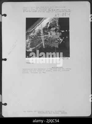Consolidato B-24 Liberatore del 380th Bomb Group, 528th Bomb Sq. Facendo bombardare il bersaglio a Amahai, Ceram is., Molucche Isole. Dicembre 21, 1943. Foto Stock