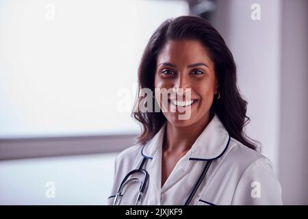 Ritratto dell'infermiera matura femminile in uniforme con stetoscopio in ospedale Foto Stock