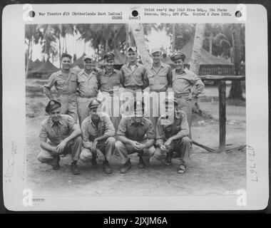 Il Lt. Rigby e l'equipaggio della 394th Bomb Squadron, 5th Bomb Group 'Bomber Barons' posa per il fotografo in una base aerea da qualche parte nelle Indie Orientali dei Paesi Bassi. Foto Stock