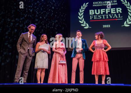 Toronto, Canada. 28th ago, 2022. Shipling Comedy Group (L-R) William J. Stribling, Sarah Grace Hart, Mary Kate Wiles, Sean Persaud e Sinead Persaud, Win Excellence in Production Award for ìHeadless: A Sleepy Hollow Storyî at buffer Awards Gala Screening. Buffer Festival è il più grande festival internazionale del cinema digitale. Curando e celebrando le anteprime video dei più acclamati creatori digitali di oggi. (Foto di Shawn Goldberg/SOPA Images/Sipa USA) Credit: Sipa USA/Alamy Live News Foto Stock