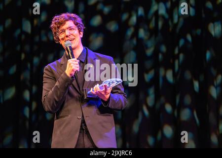 Toronto, Canada. 28th ago, 2022. PJ Liguori vince l'eccellenza nel suono e nel punteggio per 'The Lost Buoy' al Buffer Awards Gala Screening. Buffer Festival è il più grande festival internazionale del cinema digitale. Curando e celebrando le anteprime video dei più acclamati creatori digitali di oggi. (Foto di Shawn Goldberg/SOPA Images/Sipa USA) Credit: Sipa USA/Alamy Live News Foto Stock