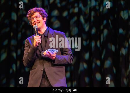 Toronto, Canada. 28th ago, 2022. PJ Liguori vince l'eccellenza nel suono e nel punteggio per 'The Lost Buoy' al Buffer Awards Gala Screening. Buffer Festival è il più grande festival internazionale del cinema digitale. Curando e celebrando le anteprime video dei più acclamati creatori digitali di oggi. (Foto di Shawn Goldberg/SOPA Images/Sipa USA) Credit: Sipa USA/Alamy Live News Foto Stock