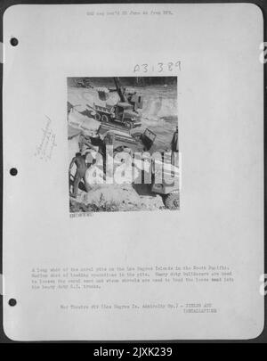 Una lunga foto dei pozzi di corallo sulle isole Los Negros nel Pacifico meridionale. Media ripresa delle operazioni di carico nei box. I bulldozer per impieghi pesanti vengono utilizzati per allentare la sabbia corallina e le pale a vapore vengono utilizzate per caricare la sabbia sciolta nel servizio pesante Foto Stock