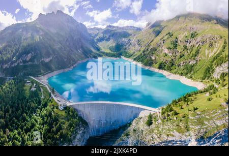 Turbina di acqua per la generazione idroelettrica ed energia sostenibile  Foto stock - Alamy