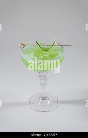 cocktail di frutta all'alcool verde con cetriolo, lime, kiwi, dragoncello isolato bianco Foto Stock