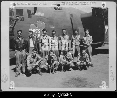 Membri dell'equipaggio del consolidato B-24 'GUS'S BUS', attaccato al 528th Bomb Squadron, 380th Bomb Group a Fenton Field, Australia, che ha partecipato a una missione di bombardamento su Balikpapen, Borneo. Sono, da sinistra a destra: 2nd Lt. James C. Foto Stock
