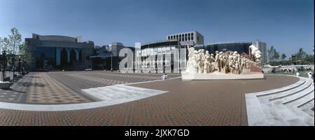 Una vista panoramica della Centenary Square Birmingham 1994 con la scultura Raymond Mason, 'Forward' che fu successivamente vandalizzata da Arson; lo scultore del tardo Raymond Mason, uno degli artisti più famosi di Birmingham. Sorprendentemente, questa è stata la prima commissione domestica per un artista con lavoro in Canada, negli Stati Uniti e in Francia. Purtroppo, all'ora di pranzo, il 17 aprile 2003, la statua 'Forward' fu irreparabilmente danneggiata dal fuoco. In seguito è stato rimosso. Una delle opere d'arte più controverse di Birmingham è stata svelata nel giugno 1991 nel centro della nuova Centenary Square. Lo stato 'Forward' Foto Stock