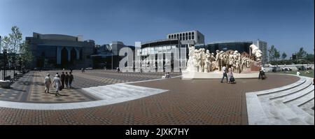 Una vista panoramica della Centenary Square Birmingham 1994 con la scultura Raymond Mason, 'Forward' che fu successivamente vandalizzata da Arson; lo scultore del tardo Raymond Mason, uno degli artisti più famosi di Birmingham. Sorprendentemente, questa è stata la prima commissione domestica per un artista con lavoro in Canada, negli Stati Uniti e in Francia. Purtroppo, all'ora di pranzo, il 17 aprile 2003, la statua 'Forward' fu irreparabilmente danneggiata dal fuoco. In seguito è stato rimosso. Una delle opere d'arte più controverse di Birmingham è stata svelata nel giugno 1991 nel centro della nuova Centenary Square. Lo stato 'Forward' Foto Stock