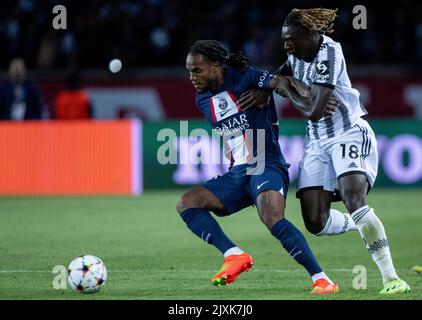 Parigi, Francia. 06th Set, 2022. PARIGI, FRANCIA - 06 SETTEMBRE: Renato Sanches di Parigi Saint-Germain e Moise Kean di Juventus in azione durante la partita del gruppo H della UEFA Champions League tra Parigi Saint-Germain e Juventus al Parc des Princes il 6 settembre 2022 a Parigi, Francia. (Foto di Sebastian Frej/MB Media/Getty Images) Credit: Sebo47/Alamy Live News Foto Stock