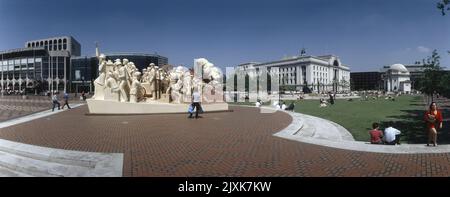 Una vista panoramica della Centenary Square Birmingham 1994 con la scultura Raymond Mason, 'Forward' che fu successivamente vandalizzata da Arson; lo scultore del tardo Raymond Mason, uno degli artisti più famosi di Birmingham. Sorprendentemente, questa è stata la prima commissione domestica per un artista con lavoro in Canada, negli Stati Uniti e in Francia. Purtroppo, all'ora di pranzo, il 17 aprile 2003, la statua 'Forward' fu irreparabilmente danneggiata dal fuoco. In seguito è stato rimosso. Una delle opere d'arte più controverse di Birmingham è stata svelata nel giugno 1991 nel centro della nuova Centenary Square. Lo stato 'Forward' Foto Stock